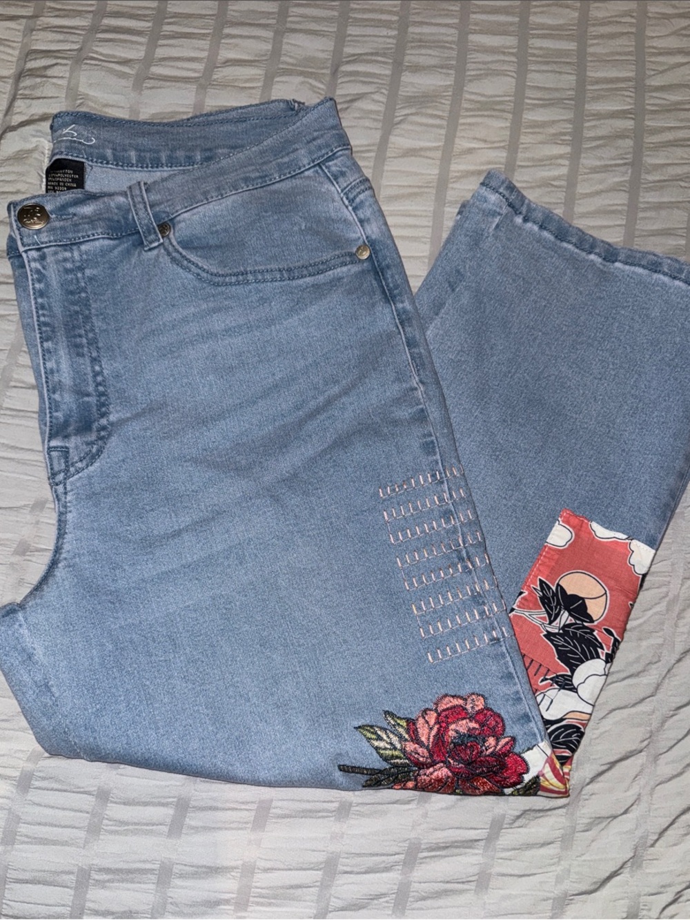 DG2 Diane Gilman Stretch
Embroidered Cropped Jeans size 14